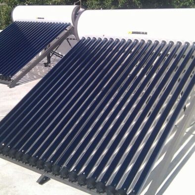 imagen de colectores solares para calentar agua. Depósitos de agua blancos anclados a éstos
