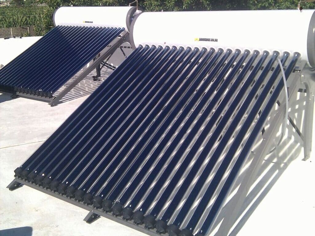 imagen de colectores solares para calentar agua. Depósitos de agua blancos anclados a éstos