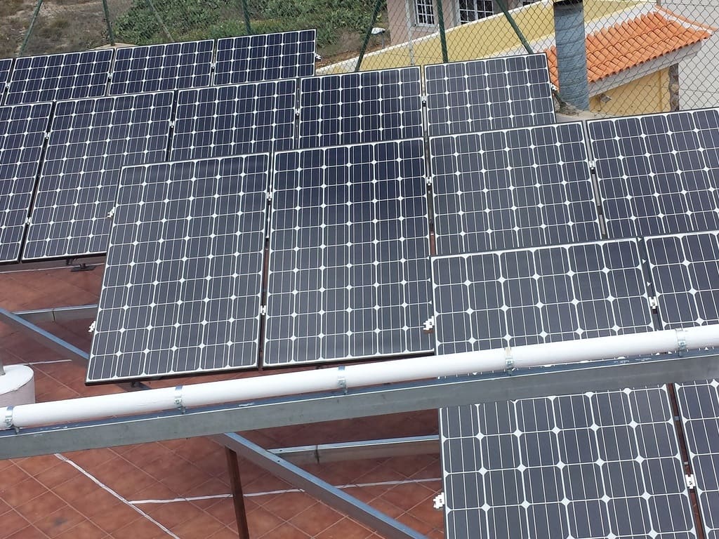 placas solares sobre suelo color teja