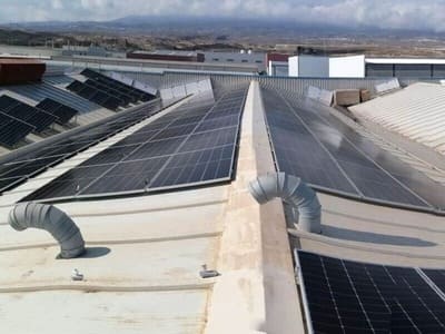 placas solares sobre instalación industrial. Techo blanco.