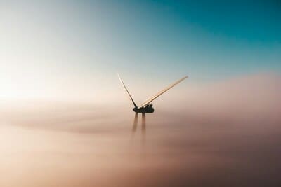foto de aerogenerador sobresaliendo por encima de neblina en su tramo de élice